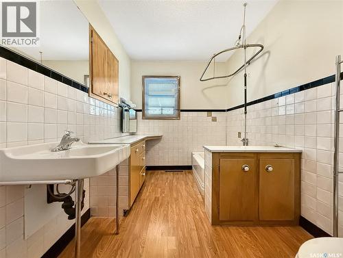 611 North Hill Drive, Swift Current, SK - Indoor Photo Showing Bathroom