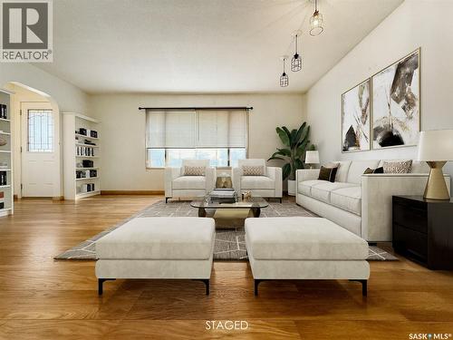 611 North Hill Drive, Swift Current, SK - Indoor Photo Showing Living Room