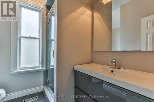 123 Mill Street, London East (East F), ON - Indoor Photo Showing Bathroom