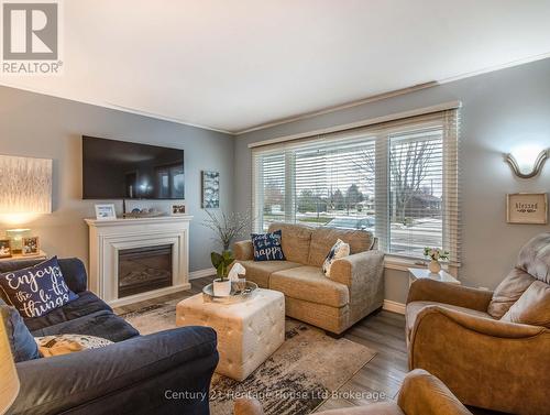 1064 Sovereign Road, Woodstock (Woodstock - North), ON - Indoor Photo Showing Living Room With Fireplace