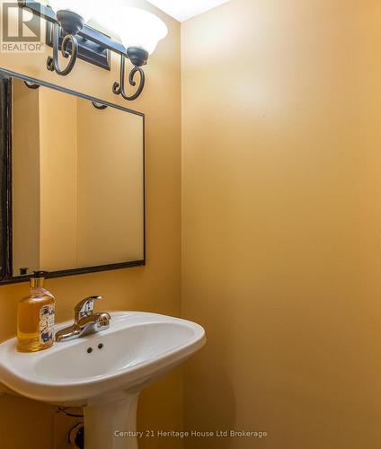 1064 Sovereign Road, Woodstock (Woodstock - North), ON - Indoor Photo Showing Bathroom