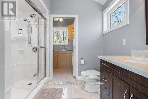 34 Hills Road, Kawartha Lakes (Bobcaygeon), ON - Indoor Photo Showing Bathroom