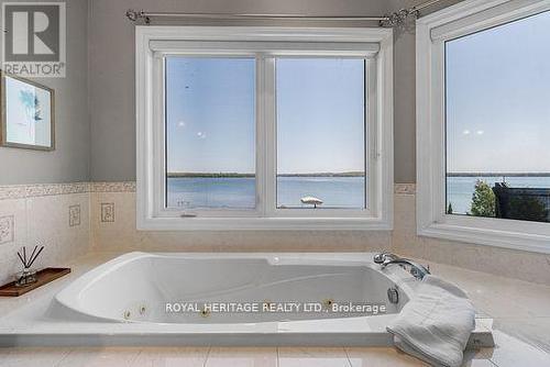 34 Hills Road, Kawartha Lakes (Bobcaygeon), ON - Indoor Photo Showing Bathroom