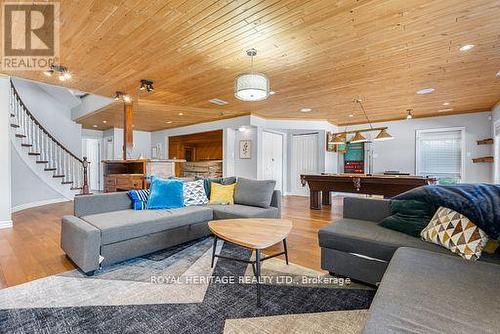 34 Hills Road, Kawartha Lakes (Bobcaygeon), ON - Indoor Photo Showing Living Room