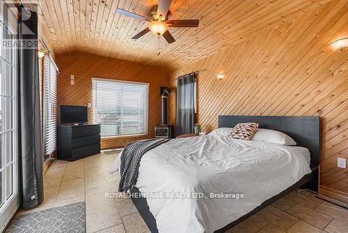34 Hills Road, Kawartha Lakes (Bobcaygeon), ON - Indoor Photo Showing Bedroom