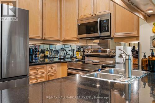 222 - 35 Boardwalk Drive, Toronto, ON - Indoor Photo Showing Kitchen With Double Sink