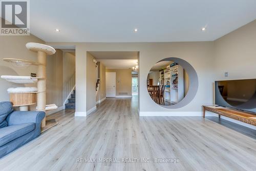 25 - 7 Southside Place, Hamilton, ON - Indoor Photo Showing Living Room