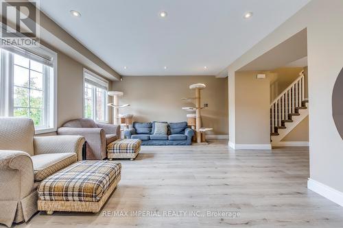 25 - 7 Southside Place, Hamilton, ON - Indoor Photo Showing Living Room