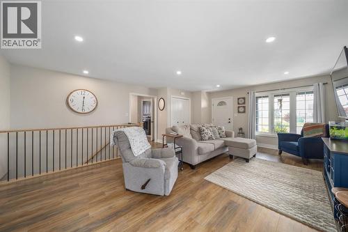 4482 Derby Street, Petrolia, ON - Indoor Photo Showing Living Room