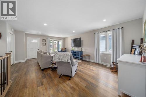 4482 Derby Street, Petrolia, ON - Indoor Photo Showing Living Room