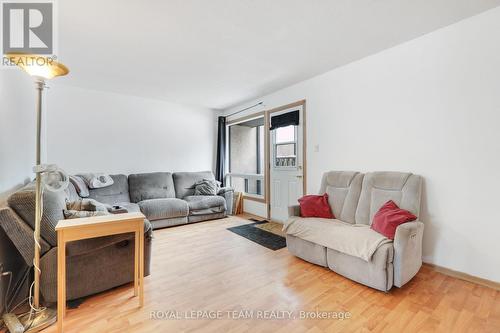 1807 Meadowbrook Road, Ottawa, ON - Indoor Photo Showing Living Room