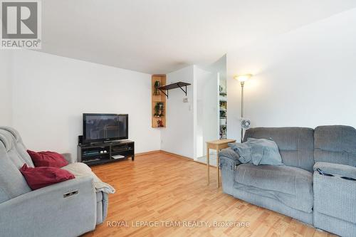 1807 Meadowbrook Road, Ottawa, ON - Indoor Photo Showing Living Room