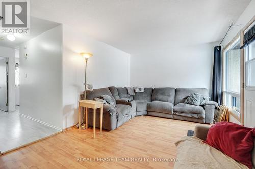 1807 Meadowbrook Road, Ottawa, ON - Indoor Photo Showing Living Room