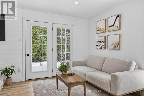 194 Snug Harbour Road, Kawartha Lakes (Fenelon), ON - Indoor Photo Showing Living Room