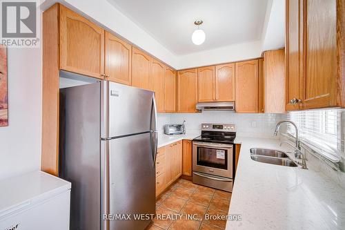 12 Eaglefield Gate, Brampton, ON - Indoor Photo Showing Kitchen With Double Sink
