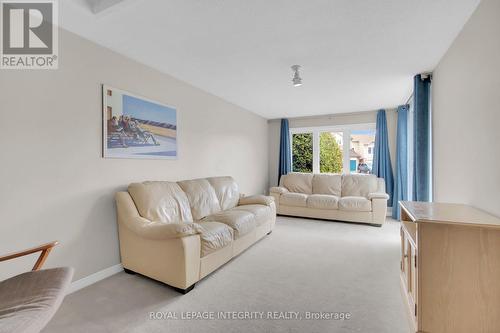 36 Greenboro Crescent, Ottawa, ON - Indoor Photo Showing Living Room