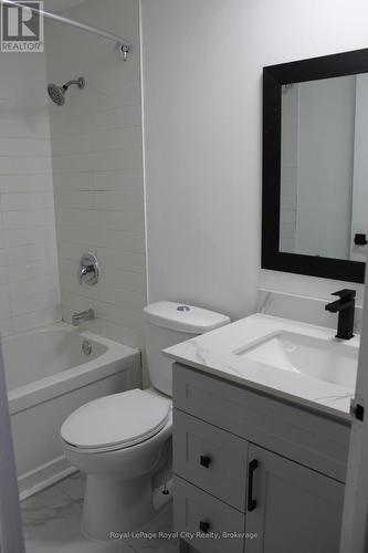 Upstairs bathroom - 137 Jansen Avenue, Kitchener, ON - Indoor Photo Showing Bathroom