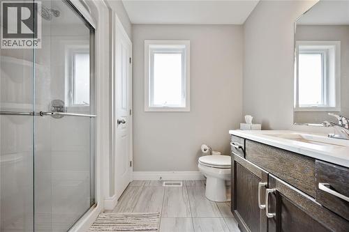 565 Spokane Boulevard, St Clair, ON - Indoor Photo Showing Bathroom