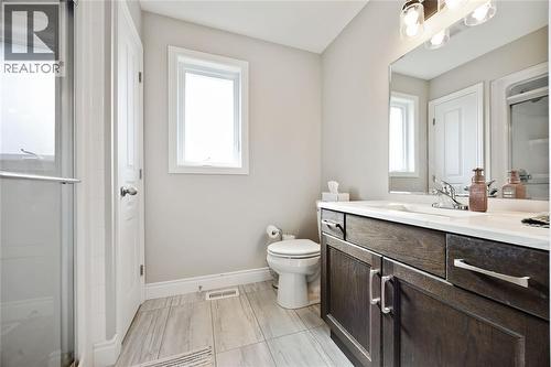 565 Spokane Boulevard, St Clair, ON - Indoor Photo Showing Bathroom