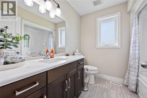565 Spokane Boulevard, St Clair, ON - Indoor Photo Showing Bathroom