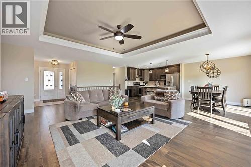 565 Spokane Boulevard, St Clair, ON - Indoor Photo Showing Living Room