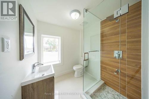 881 Lakeshore Road E, Mississauga, ON - Indoor Photo Showing Bathroom