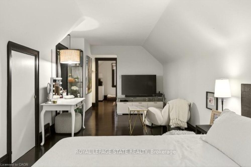 17 Gary Avenue, Hamilton, ON - Indoor Photo Showing Bedroom