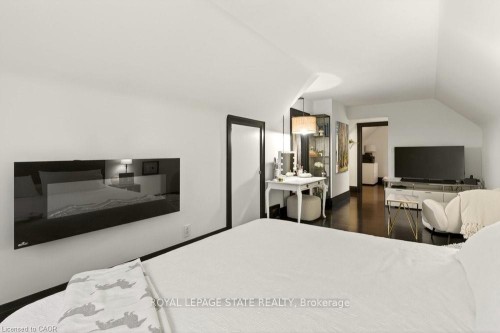 17 Gary Avenue, Hamilton, ON - Indoor Photo Showing Bedroom