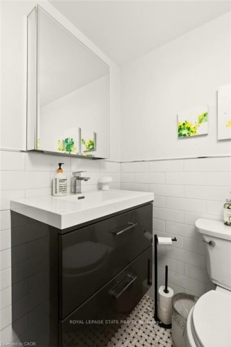 17 Gary Avenue, Hamilton, ON - Indoor Photo Showing Bathroom