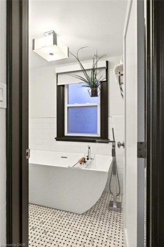 17 Gary Avenue, Hamilton, ON - Indoor Photo Showing Bathroom