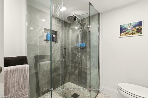 17 Gary Avenue, Hamilton, ON - Indoor Photo Showing Bathroom