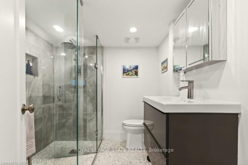 17 Gary Avenue, Hamilton, ON - Indoor Photo Showing Bathroom
