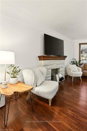 17 Gary Avenue, Hamilton, ON - Indoor Photo Showing Living Room