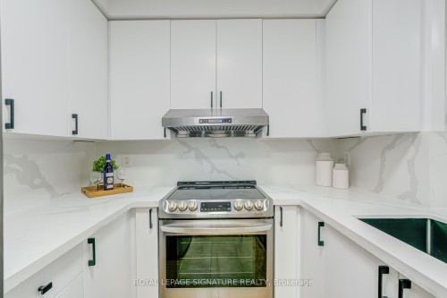 202-5500 Yonge Street, Toronto, ON - Indoor Photo Showing Kitchen