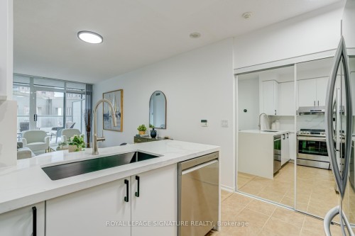 202-5500 Yonge Street, Toronto, ON - Indoor Photo Showing Kitchen