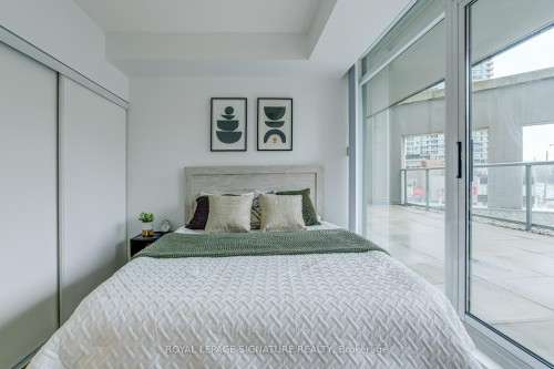 202-5500 Yonge Street, Toronto, ON - Indoor Photo Showing Bedroom