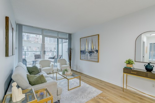 202-5500 Yonge Street, Toronto, ON - Indoor Photo Showing Living Room