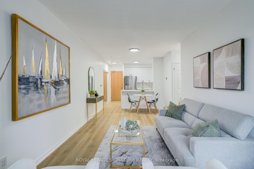 202-5500 Yonge Street, Toronto, ON - Indoor Photo Showing Living Room