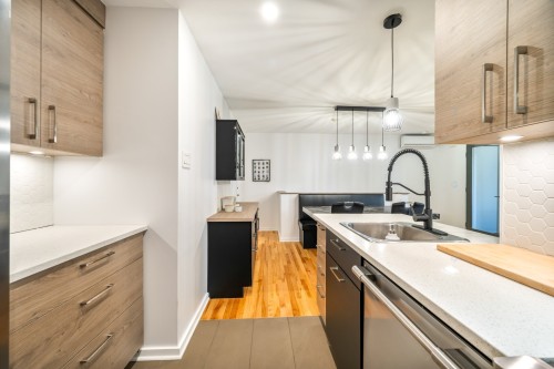 Cuisine - 9480 Rue Rousseau, Montréal (Mercier/Hochelaga-Maisonneuve), QC - Indoor Photo Showing Kitchen With Upgraded Kitchen