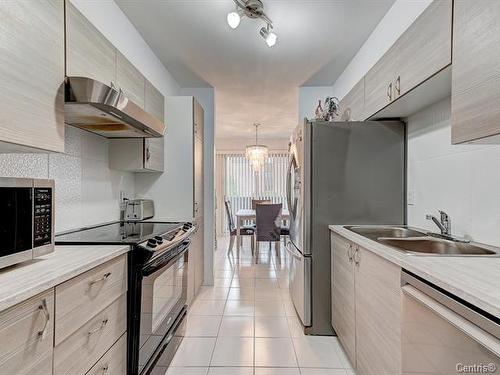 Cuisine - 204-2475 Av. Aumont, Brossard, QC - Indoor Photo Showing Kitchen With Double Sink With Upgraded Kitchen