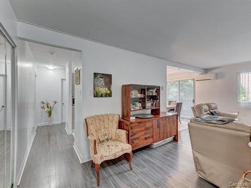 Salon - 204-2475 Av. Aumont, Brossard, QC - Indoor Photo Showing Living Room
