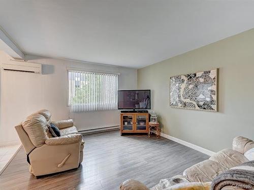 Salon - 204-2475 Av. Aumont, Brossard, QC - Indoor Photo Showing Living Room