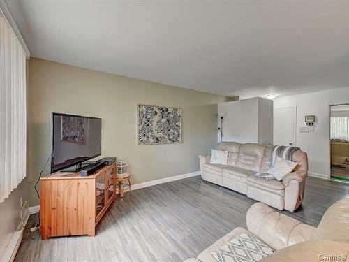 Salon - 204-2475 Av. Aumont, Brossard, QC - Indoor Photo Showing Living Room