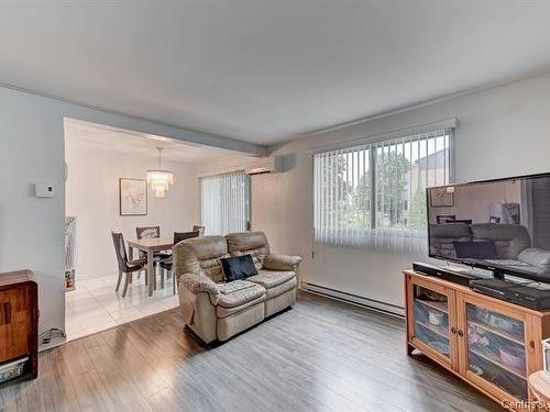 Salon - 204-2475 Av. Aumont, Brossard, QC - Indoor Photo Showing Living Room