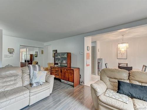 Salon - 204-2475 Av. Aumont, Brossard, QC - Indoor Photo Showing Living Room