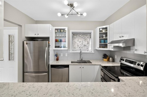 303-50 Songhees Rd, Victoria, BC - Indoor Photo Showing Kitchen With Upgraded Kitchen