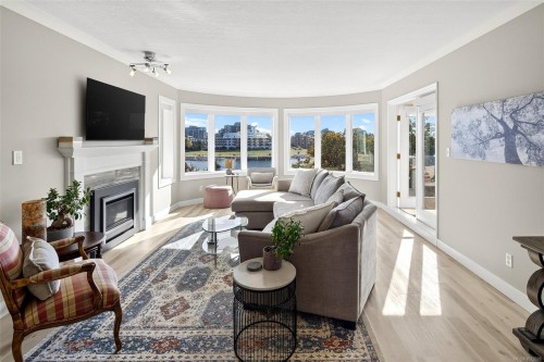 303-50 Songhees Rd, Victoria, BC - Indoor Photo Showing Living Room With Fireplace