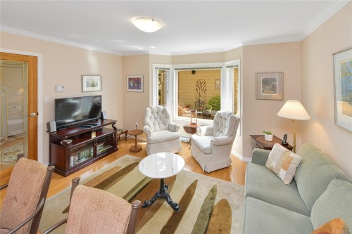 913-2829 Arbutus Rd, Saanich, BC 