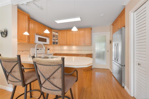 913-2829 Arbutus Rd, Saanich, BC 