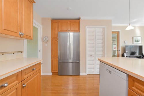 913-2829 Arbutus Rd, Saanich, BC 